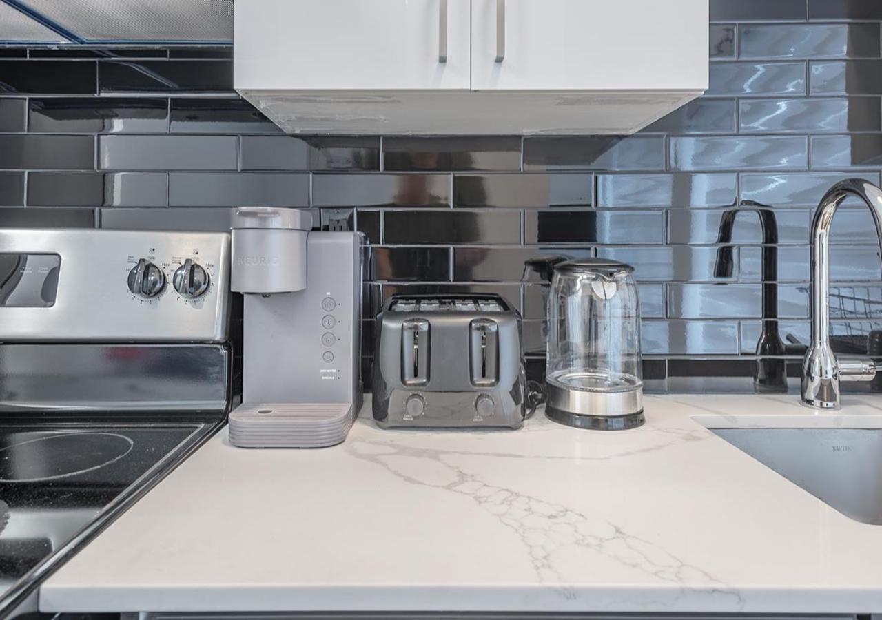 Luxurious 3bd In Heart Of Downtown Free Parking On-site 5 Min Walk To Bell Center Apartamento Montreal